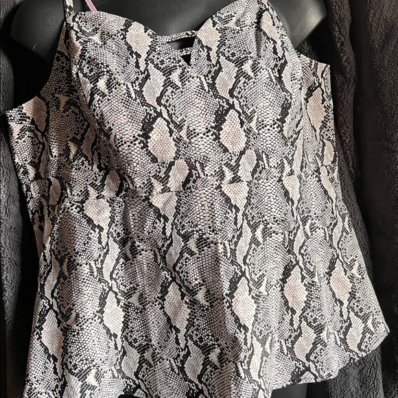 GREY SNAKESKIN PRINT BENGALINE PEPLUM CAMI - Picture 3 of 7